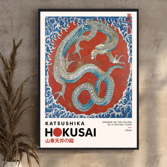 Hokusais drage i plakaten er et symbol på styrke og mystik. Dens krøllede krop og intense øjne fanger blikket, mens baggrunden med stormfulde skyer og bølger giver værket en dramatisk og energisk stemning.