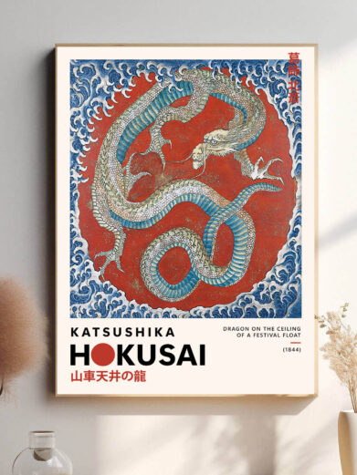 En drage med sine majestætiske vinger flyver gennem et dramatisk landskab. Hokusai fanger dragens kraftfulde bevægelser, og den varme farvepalet skaber en følelsesmæssig intensitet, der kontrasterer mod det roligere landskab.