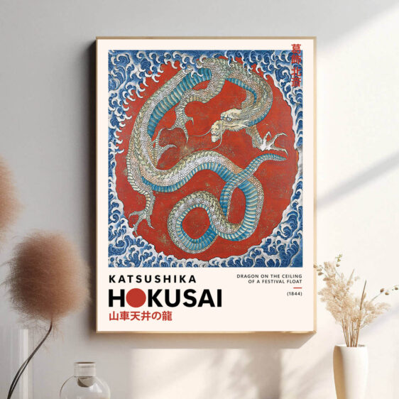 En drage med sine majestætiske vinger flyver gennem et dramatisk landskab. Hokusai fanger dragens kraftfulde bevægelser, og den varme farvepalet skaber en følelsesmæssig intensitet, der kontrasterer mod det roligere landskab.