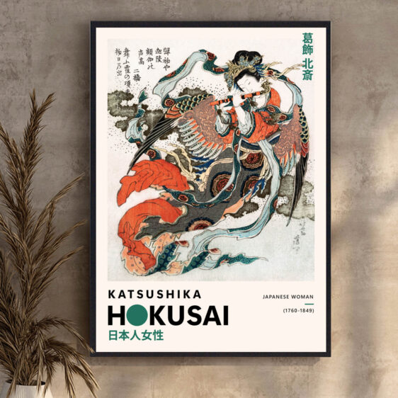 En japansk kvinde fanges i et øjeblik af stille refleksion, iført en enkel, men elegant kimono. Hendes hår er stylet i en kompleks opstilling, og det bløde, naturlige lys fremhæver hendes fredfyldte ansigtsudtryk.