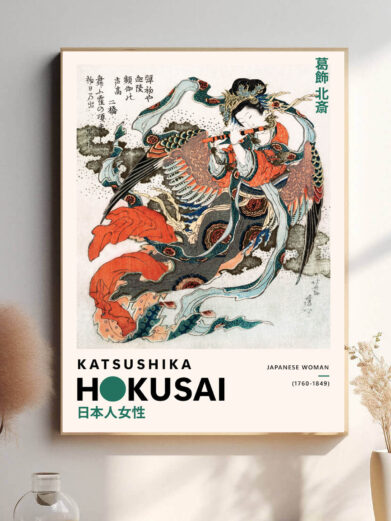 En graciøs japansk kvinde står i traditionelt tøj, iført en farverig kimono prydet med delikate blomsterdekorationer. Hendes rolige udtryk og velovervejede kropsholdning afspejler japansk kultur og tidløs skønhed.