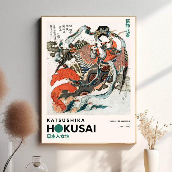 En graciøs japansk kvinde står i traditionelt tøj, iført en farverig kimono prydet med delikate blomsterdekorationer. Hendes rolige udtryk og velovervejede kropsholdning afspejler japansk kultur og tidløs skønhed.