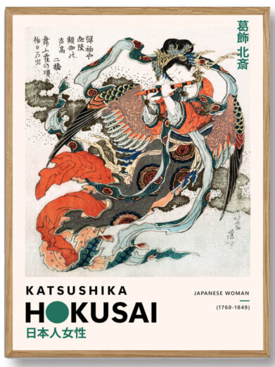 En japansk kvinde står ved vandet, hendes kimono flyder elegant omkring hende, mens solnedgangen kaster et gyldent lys. Hendes blik er rettet tankefuldt mod horisonten, hvilket udstråler både styrke og ro i hendes udtryk.