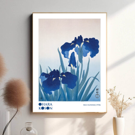 En vidunderlig plakat, der fremhæver Ohara Kosons Irisblomster. De farverige og elegante iris blomstrer i fuld pragt, og deres livlige farver kontrasterer smukt med de bløde, naturlige omgivelser, hvilket skaber en følelse af forår og fornyelse.