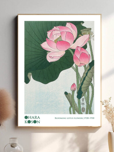 En smuk plakat, der skildrer en lotusblomst i sin fulde pragt, som fanget af Ohara Koson. Den sarte blomst svæver på vandet, omgivet af bløde farver, der skaber en følelse af ro og harmoni, mens dens elegante form udstråler naturens renhed.