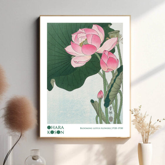 En smuk plakat, der skildrer en lotusblomst i sin fulde pragt, som fanget af Ohara Koson. Den sarte blomst svæver på vandet, omgivet af bløde farver, der skaber en følelse af ro og harmoni, mens dens elegante form udstråler naturens renhed.