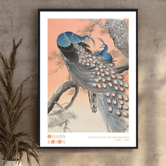 I denne betagende plakat fanger Ohara Koson To Påfugle på Træet. De levende farver påfuglene har, sammen med de rolige omgivelser, skaber en følelse af både styrke og harmoni, hvor naturens skønhed træder tydeligt frem.