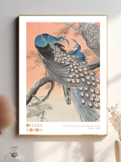 En imponerende plakat, der fremhæver Ohara Kosons To Påfugle på Træet. De farverige påfuglefjer står smukt i kontrast til den stille baggrund, og de elegante fugle på træet udstråler majestætisk skønhed og naturlig ro.