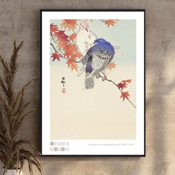 Two Pigeons on Autumnal Branch af Ohara Koson udstråler en følelse af fred og harmoni. De to duer sidder roligt på en gren, mens de omgivende efterårsblade tilføjer en varm, gylden tone til værket, hvilket skaber en atmosfære af naturens stille skønhed.