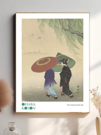 Koson fanger den stille intensitet i regnvejret, hvor de to kvinder, iført traditionelle paraplyer, bliver en del af naturens rytme. Den delikate penselstrøg og de afdæmpede farver giver værket en lyrisk kvalitet, der inviterer til en følelsesmæssig refleksion over menneskelige relationer og naturens indvirkning på sindet.