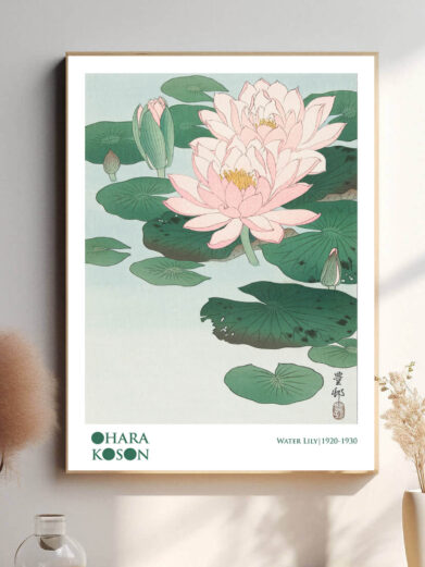 En smuk plakat, der fanger den stille skønhed af Ohara Kosons Water Lily. Kunstnerens fine detaljer og bløde penselstrøg bringer liljen til live, hvor dens sarte blomster og det rolige vand skaber en følelse af ro og harmoni.