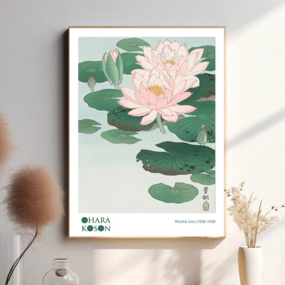 En smuk plakat, der fanger den stille skønhed af Ohara Kosons Water Lily. Kunstnerens fine detaljer og bløde penselstrøg bringer liljen til live, hvor dens sarte blomster og det rolige vand skaber en følelse af ro og harmoni.