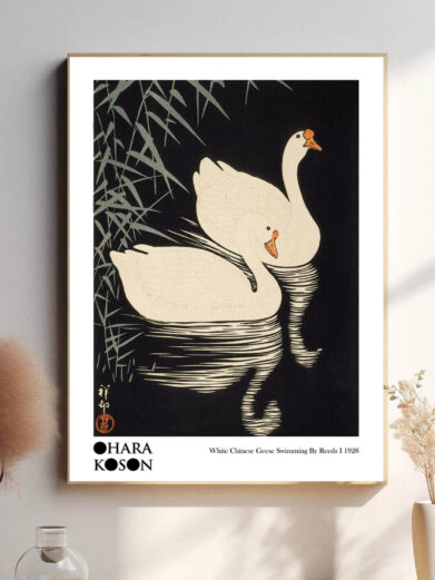 Koson fanger naturens delikate skønhed med fine detaljer i de svømmende gæs og de blide bevægelser af rørerne. Det subtile farvevalg og de enkle linjer fremhæver både det naturlige liv og den stille skønhed, der findes i øjeblikket.