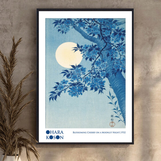Denne plakat fremhæver Ohara Kosons Moonlight Night, hvor den klare måne lyser op i natten og kaster et blødt lys over landskabet. Den rolige stemning, der opstår under måneskinnet, giver et indtryk af naturens stille skønhed og dens evne til at fortrylle.