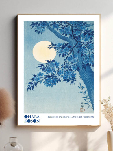 En smuk plakat, der fanger en nattehimmel under måneskin, som skabt af Ohara Koson. De blide lys og skygger i denne stille nat bringer en følelse af ro og mystik, hvor måneskinnet spejler sig på vandet og skaber en fredfyldt atmosfære.