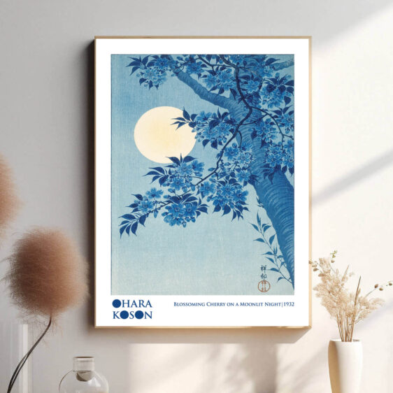 En smuk plakat, der fanger en nattehimmel under måneskin, som skabt af Ohara Koson. De blide lys og skygger i denne stille nat bringer en følelse af ro og mystik, hvor måneskinnet spejler sig på vandet og skaber en fredfyldt atmosfære.