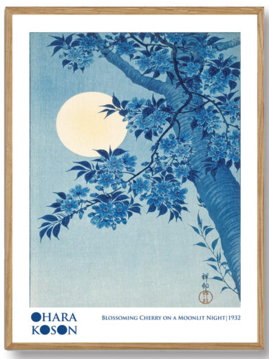 Denne plakat fanger den fredfyldte natteoplevelse i Ohara Kosons Moonlight Night. Månens refleksion på vandet og den stille nat skaber en følelse af dyb ro, hvor naturens skønhed træder frem under det bløde lys fra måneskinnet.