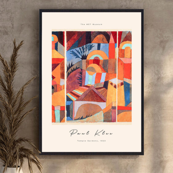 Paul Klee skildrer en gård som et samspil af farver og mønstre, hvor bygninger og natur smelter sammen i et næsten musikalsk udtryk. De varme, dæmpede nuancer skaber en rolig atmosfære.