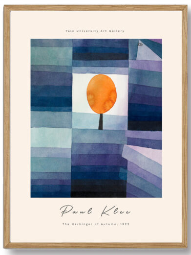 Paul Klee fortolker efteråret gennem en mosaik af brændte farver og fine linjer. Landskab og natur smelter sammen i en abstrakt, men harmonisk komposition, der udstråler ro og forfaldets skønhed.