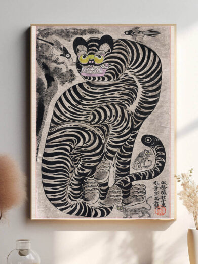 Denne plakat præsenterer en tiger i en stiliseret japansk stil, hvor sorte og mørke nuancer dominerer for at skabe en dramatisk og elegant stemning. Den minimalistiske brug af farve forstærker tigerens majestætiske udseende, hvilket gør den perfekt til moderne og sofistikerede indretninger.