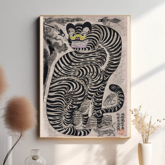 Denne plakat præsenterer en tiger i en stiliseret japansk stil, hvor sorte og mørke nuancer dominerer for at skabe en dramatisk og elegant stemning. Den minimalistiske brug af farve forstærker tigerens majestætiske udseende, hvilket gør den perfekt til moderne og sofistikerede indretninger.