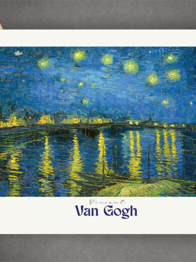 Starry Night Over the Rhône fanger den stille skønhed ved nattens himmel reflekteret i flodens vand. Van Gogh's brug af den mørkeblå himmel og de lysende stjerner skaber en rolig, men alligevel dyb følelse af undren, og man kan næsten føle den kølige brise og nattens stille atmosfære.
