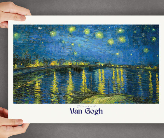 Starry Night Over the Rhône fanger den stille skønhed ved nattens himmel reflekteret i flodens vand. Van Gogh's brug af den mørkeblå himmel og de lysende stjerner skaber en rolig, men alligevel dyb følelse af undren, og man kan næsten føle den kølige brise og nattens stille atmosfære.