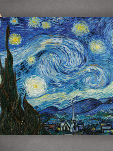 The Starry Night af Vincent van Gogh er et mesterværk, der fanger en dramatisk nattehimmel fyldt med virvlende stjerner og en dynamisk energi. Den intense blå himmel og de lysende stjerner skaber en magisk og næsten surrealistisk stemning, som føles både beroligende og opjaget på samme tid.