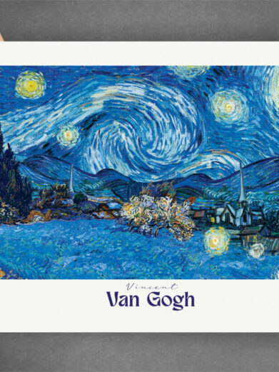The Starry Night Landscape af Vincent van Gogh skaber en magisk og næsten surrealistisk atmosfære. Den intense blå himmel, de kraftige penselstrøg og de lysende stjerner fanger en følelse af bevægelse og drama, som gør himlen levende. Landskabet nedenfor tilføjer en stille kontrast til den opjagede himmel.