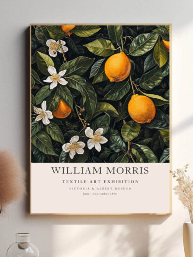 Morris’ Citron-design fremhæver de organiske former og bløde nuancer, der skaber en harmonisk balance mellem naturens enkelhed og kunstens kompleksitet. Denne plakat bringer et strejf af naturens skønhed ind i hjemmet og passer perfekt til både traditionelle og moderne interiører.
