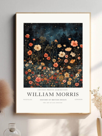 Morris’ Dark Flower design fanger naturens skønhed med en intens og symbolsk tilgang. De mørke blomster, der strækker sig i mønsteret, skaber en visuel dybde og udstråler både styrke og ro, hvilket gør plakaten ideel til at fremhæve en naturlig og kunstnerisk stemning i hjemmet.