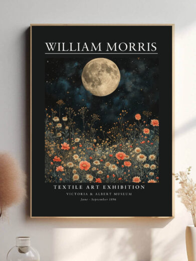 Morris’ Dark Flower Moon design forener naturens blomster med en symbolsk måne, der lyser op mod den mørke baggrund. Denne kombination skaber et visuelt stærkt udtryk, der udstråler både ro og styrke. Plakaten fanger naturens skønhed i et drømmende og æstetisk design.