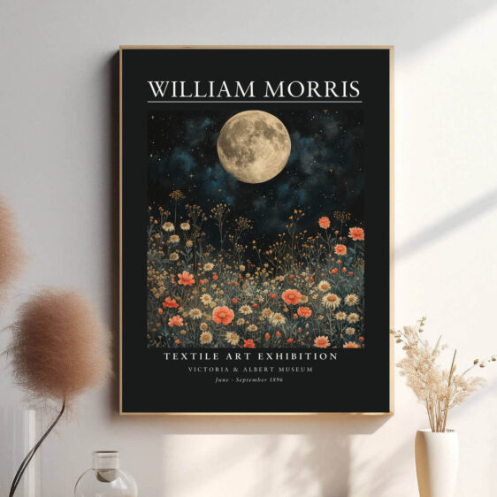 Morris’ Dark Flower Moon design forener naturens blomster med en symbolsk måne, der lyser op mod den mørke baggrund. Denne kombination skaber et visuelt stærkt udtryk, der udstråler både ro og styrke. Plakaten fanger naturens skønhed i et drømmende og æstetisk design.