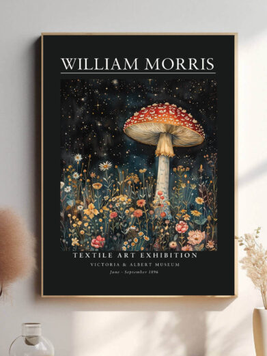 Morris’ Dark Red Mushroom-design kombinerer naturens elementer med hans karakteristiske stil, hvor de fine detaljer og den dybe røde farve fanger opmærksomheden. Det er en kunstnerisk tolkning af svampens naturlige skønhed, der skaber et visuelt rigt og dekorativt udtryk.