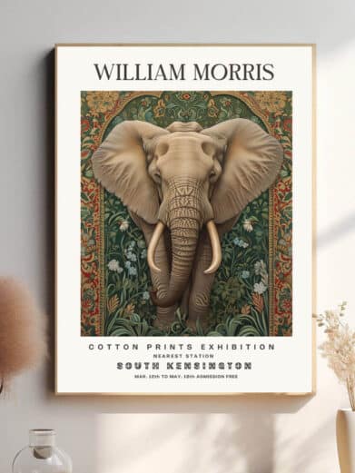 Elefanten synes næsten at være en del af sit dekorative miljø – dens hud er udsmykket med mønstre, der spejler den kunstfærdige baggrund af blomster og løv. William Morris’ karakteristiske symmetri og detaljerigdom forener dyrets styrke med en blid, organisk skønhed, der føles både klassisk og eventyrlig.