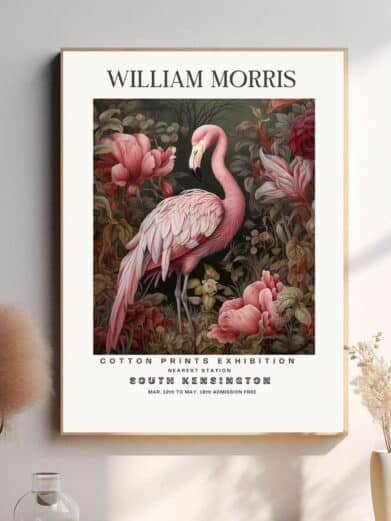 Flamingoen er ikke blot et dyr, men en del af et kunstværk. Hendes fjer er udsmykket med snirklede bladranker og blomster, som om hun er vokset ud af baggrunden. William Morris’ karakteristiske detaljerigdom og symmetri smelter sammen med fuglens naturlige elegance, hvilket giver motivet en drømmende, næsten eventyrlig kvalitet.