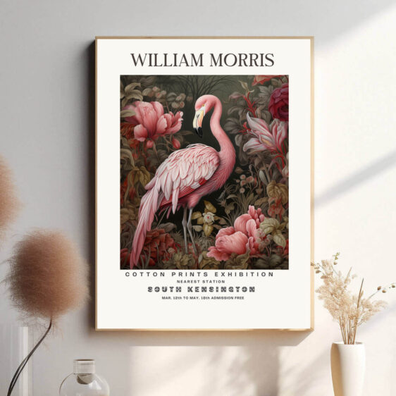 Flamingoen er ikke blot et dyr, men en del af et kunstværk. Hendes fjer er udsmykket med snirklede bladranker og blomster, som om hun er vokset ud af baggrunden. William Morris’ karakteristiske detaljerigdom og symmetri smelter sammen med fuglens naturlige elegance, hvilket giver motivet en drømmende, næsten eventyrlig kvalitet.