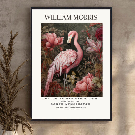 En yndefuld flamingo står omgivet af et overdådigt blomstermønster i klassisk William Morris-stil. Dens fjerdragt er prydet med sirligt sammenvævede botaniske motiver, der spejler den rigt dekorerede baggrund. De bløde rosa nuancer står i smuk kontrast til dybe grønne og blå toner, hvilket skaber en tidløs og harmonisk scene.