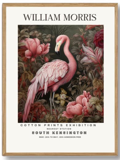 Flamingoen balancerer yndefuldt i en verden af bløde, dekorative former, hvor William Morris’ ikoniske blomstermønstre slynger sig omkring hende. Hendes fjerdragt er udsmykket med organiske ornamenter, der smelter sammen med baggrunden og skaber en illusion af bevægelse og harmoni. Fuglen fremstår som en naturlig del af et kunstværk, hvor æstetik og natur går op i en højere enhed.