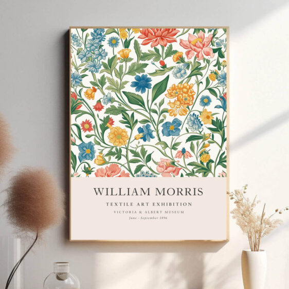 Morris' blomsterdesign er et perfekt eksempel på hans evne til at kombinere kunst og natur. De intrikate detaljer og organiske former skaber et harmonisk mønster, der både er dekorativt og kunstnerisk, hvilket gør plakaten ideel til et stilfuldt hjem.