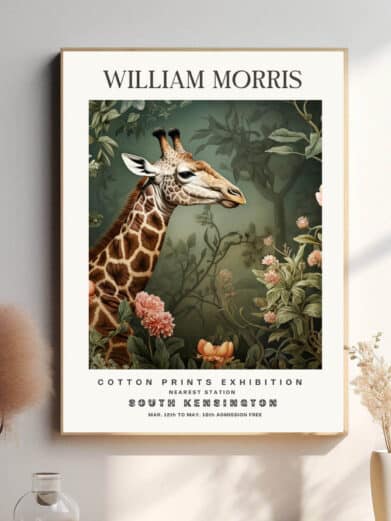 Girafen, majestætisk og rolig, er ikke bare et dyr, men et levende kunstværk. Dens karakteristiske pletter er omdannet til sirligt arrangerede blomstermotiver, som om den er vokset ud af den organiske baggrund. Mønstre fra Arts and Crafts-bevægelsen danner en symbiose mellem dyreliv og dekoration.