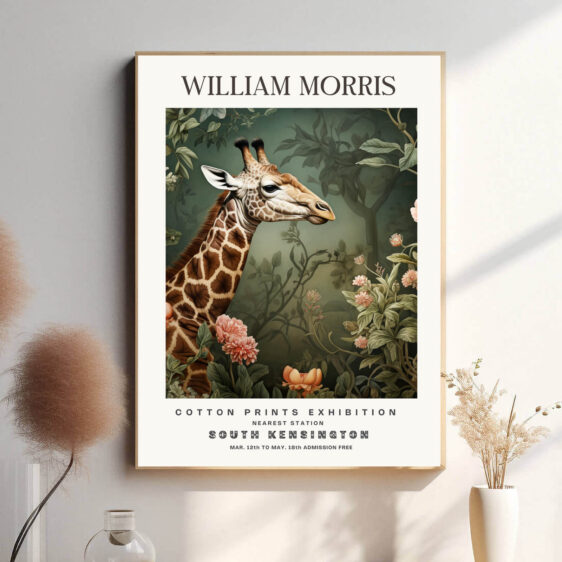 Girafen, majestætisk og rolig, er ikke bare et dyr, men et levende kunstværk. Dens karakteristiske pletter er omdannet til sirligt arrangerede blomstermotiver, som om den er vokset ud af den organiske baggrund. Mønstre fra Arts and Crafts-bevægelsen danner en symbiose mellem dyreliv og dekoration.