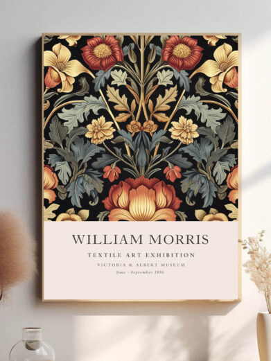 Morris’ tekstildesign med røde blomster fanger essensen af hans kunstneriske vision, hvor naturens former og farver forenes. Den smukke balance mellem mønstre og farver skaber et tidløst design, der bringer varme og skønhed ind i ethvert rum.