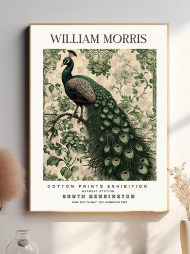 Morris’ Green Peacock design fanger påfuglens majestætiske og dekorative natur. De imponerende fjer og de subtile grønne nuancer gør plakaten til et iøjnefaldende kunstværk, der bringer elegance og luksus til ethvert rum, samtidig med at det fejrer naturens vidundere.