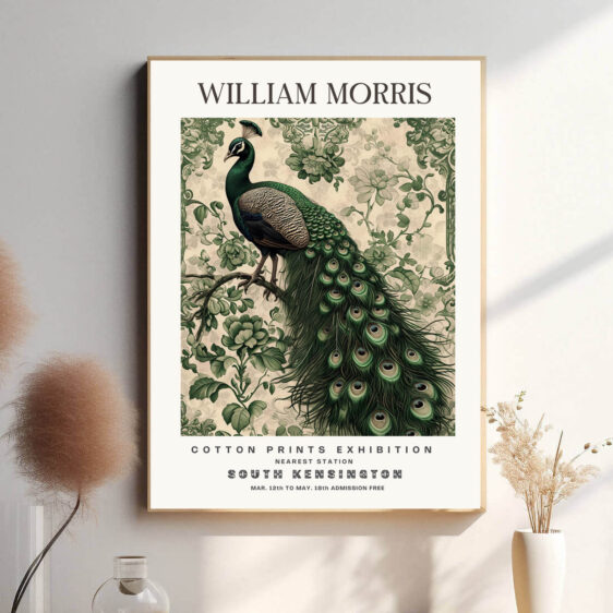 Morris’ Green Peacock design fanger påfuglens majestætiske og dekorative natur. De imponerende fjer og de subtile grønne nuancer gør plakaten til et iøjnefaldende kunstværk, der bringer elegance og luksus til ethvert rum, samtidig med at det fejrer naturens vidundere.