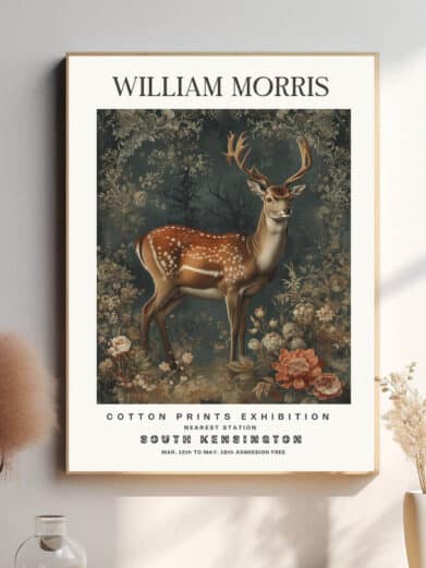 Morris’ Deer design fanger hjortens graciøse bevægelser og symbolik som et tegn på naturens vilde skønhed. De delikate linjer og de omhyggelige detaljer giver plakaten både en kunstnerisk og symbolsk dybde, hvilket gør det til et dekorativt og tankevækkende element i hjemmet.