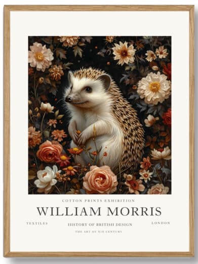 Morris’ Hedgehog design fremhæver den delikate og stille skønhed i pindsvinet. Denne plakat tilføjer en inspirerende dimension til hjemmet ved at fejre de små, men betydningsfulde væsner i naturen, og skaber en følelse af fred og harmoni i rummet.