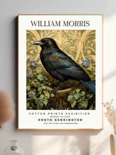 Morris’ Raven design fanger ravnens naturlige skønhed og mystik med sine omhyggelige detaljer. Ravnen, ofte forbundet med visdom og mystik, tilføjer både en symbolsk og naturlig elegance til hjemmet. Dette design giver et sofistikeret og tankevækkende element til rummet.