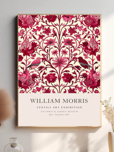 Morris’ tekstildesign fanger naturens skønhed med sine intrikate blomsterformer og rige røde farver. Det er et perfekt eksempel på hans evne til at forene funktion og kunst, hvilket gør plakaten til en smuk og dekorativ tilføjelse til både moderne og klassiske interiører.