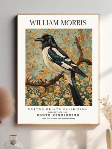 Morris’ Jay design fanger skaden i sin naturlige skønhed med omhyggelige detaljer og subtile farver. Denne plakat tilføjer et dekorativt element til hjemmet, hvor den både fejrer naturens farverige fugleliv og giver et kunstnerisk touch til rummet.